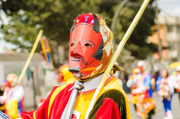 Quito, Ekvator - Eylül, 03, 2018: Portre görünümünü bir maske takıyor ve diablada bir kutlama sırasında diablada, şeytan olarak giyinmiş bir adam — Stok fotoğraf