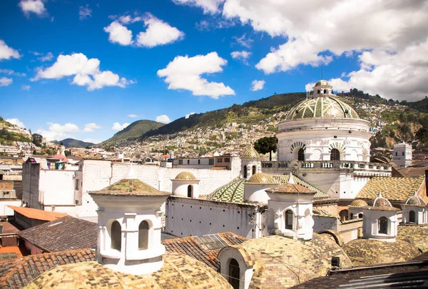 Vista superior de la ciudad colonial con algunas casas coloniales ubicadas en la ciudad de Quito — Foto de Stock