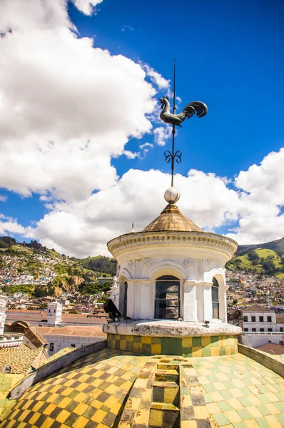 QUITO, ECUADOR - SEPTEMBER, 28, 2018: Outdoor view of dome of the metropolitan cathedral at the historic center of Quito in Ecuador — Stock Photo, Image