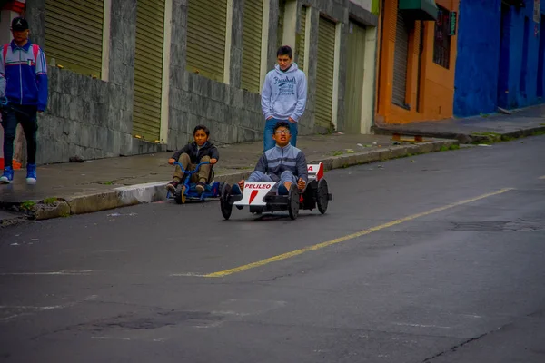 Quito, Ekvádor - 21. srpna 2018: Zblízka chlapce závodní dřevěné auto v městské silniční v ulicích San Juan ve městě Quito — Stock fotografie