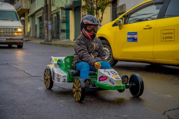 Quito, Ekwador - 21 sierpień 2018: Bliska niezidentyfikowane chłopiec drewniany czerwony samochód wyścigowy na ulicach miasta Quito — Zdjęcie stockowe