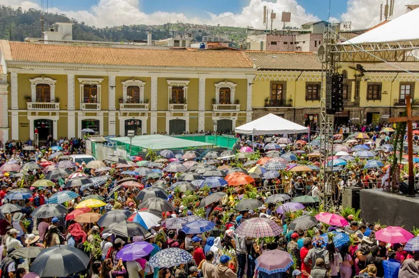 QUITO, EQUADOR-MARÇO 23, 2018: Acima da vista ao ar livre de pessoas não identificadas que participam da celebração do Domingo de Ramos antes da Páscoa — Fotografia de Stock