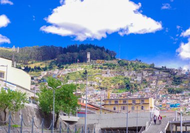 Quito, Ekvator Ağustos, 28, 2018: üst katta Quito şehir içinde yer alan bazı sömürge evleri ile sömürge şehirde yürüyüş Tanımlanamayan kişi