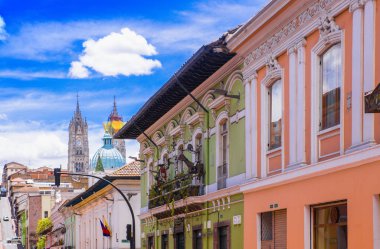 Quito, Ekvator Kasım, 28, 2017: güzel beyaz bir balkon tarihi itibariyle asılı bazı glags ile bina merkezi eski kasaba Quito Andes Dağları'nda Kuzey Ekvator