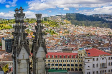 Ekvador 'daki Basilica del Voto Nacional ve Quito şehir merkezi