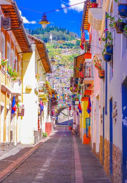 QUITO, ECUADOR AGOSTO, 28 de agosto de 2018: Hermosos edificios con algunas banderas colgando de un balcón en el centro histórico del casco antiguo de Quito, en el norte de Ecuador, en las montañas de los Andes —  Fotos de Stock