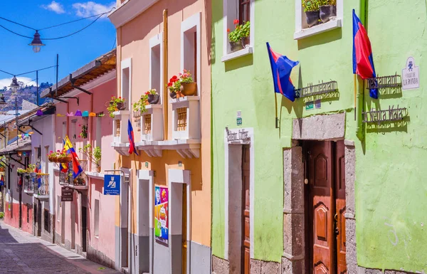 Quito, Ecuador augusti 28, 2018: Vackra byggnader med några flaggor hängande från en balkong på historiska centrum av gamla staden Quito i norra Ecuador i Anderna — Stockfoto