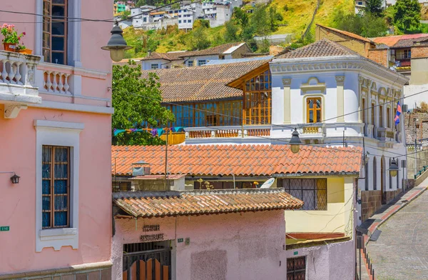 QUITO, ECUADOR AGOSTO, 28, 2018: Edificio coloniale con alcuni fiori sul balcone nel centro storico di Quito, nel nord dell'Ecuador, sulle Ande — Foto Stock