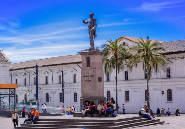 QUITO, ECUADOR AGOSTO, 28 de agosto de 2018: Personas no identificadas bajo el monumento Mariscal Sucre, en la Plaza Santa Domingo de Quito —  Fotos de Stock