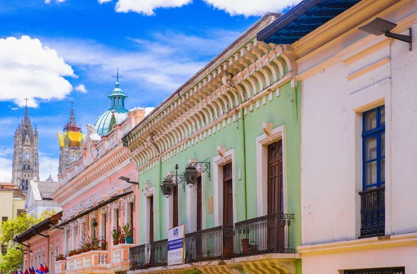КУИТО, 28 ноября 2017 года: белое здание с висящими на балконе клеймами в историческом центре старого города Кито на севере Эквадора в горах Анд. — стоковое фото