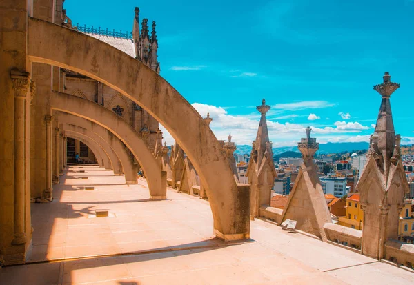 Vedere în aer liber a columelor din Basilica del Voto Nacional și centrul orașului în orizontul situat în Quito, Ecuador — Fotografie, imagine de stoc