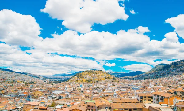 Bela vista ao ar livre da cidade colonial de Quito com algumas casas coloniais localizadas na cidade de Quito — Fotografia de Stock