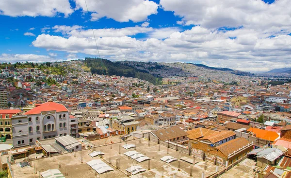 QUITO, ECUADOR - MAY 06 2016: Top view of rooftops of the colonial town with some colonial houses located in the city of Quito — Stock Photo, Image