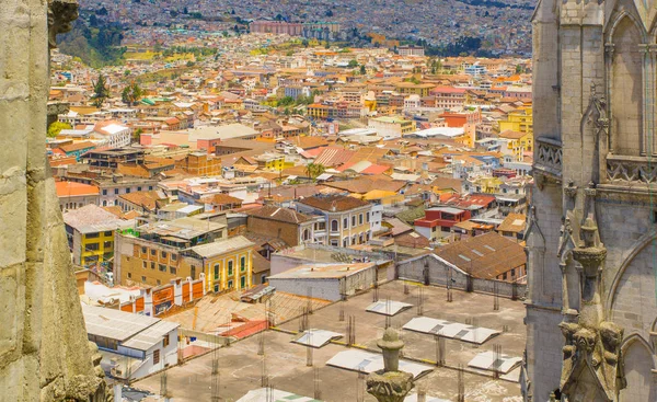 Bovenaanzicht op daken van de koloniale stad met sommige koloniale huizen in de stad van Quito — Stockfoto