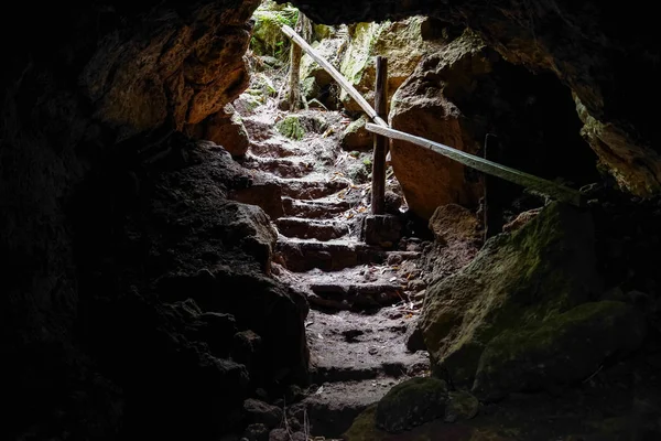 Erleuchteter Lavatunnel mit feuchtem Boden auf der Galapagos-Insel Sand Cruz auf dem Weg nach Puerto Ayora, Ecuador — Stockfoto