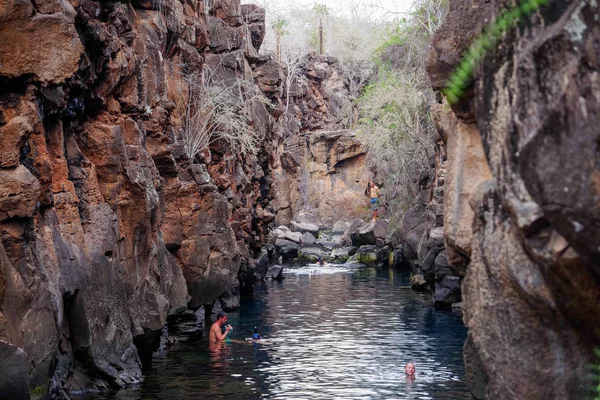 Puerto Ayora, Galapagos, Ecuador - November 25, 2018: Toeristen zwemmen in Las Grietas op het Santa Cruz eiland in Galapagos. Het is een populaire toeristische bestemming — Stockfoto