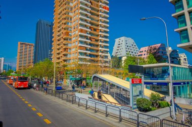 Santiago, Şili - 16 Ekim 2018: Las Condes, Santiago de Chile, finans merkezi arka bina güzel merkezi olan trafikte araçların açık görünüm