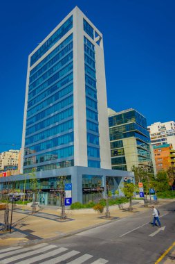 Santiago, Şili - 16 Ekim 2018: mavi gökyüzü ile güzel bir güneşli gün Şili, Santiago şehir içinde bulunan Finans Merkezi binaları