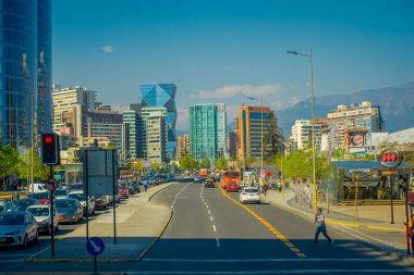 Santiago, Şili - 16 Ekim 2018: Nueva Las Condes Rosario sokak las Condes, Santiago de Chile bilinen büyük binalar ile finansal bölgesinin muhteşem açık görünüm