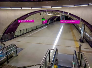 Santiago, Şili - 09 Ekim 2018: Elektrik merdivenlerden bir Metro İstasyonu, Santiago de Chile kapalı görünüm