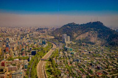 Santiago, Şili'deki Costanera Merkezi'nden Santiago şehir manzarası güzel açık görünümü