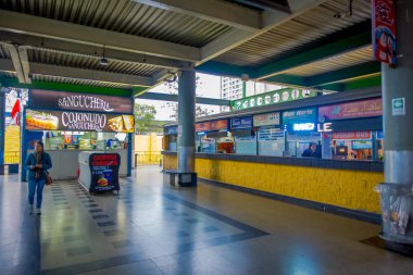 Santiago, Şili - 09 Ekim 2018: kimliği belirsiz kişiler Alameda otobüs istasyonunda terminal platformlar içinde bekleyen. Büyük ve birincil otobüs bu mu şehrin terminal