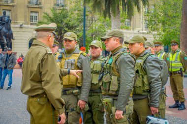 Santiago, Şili - 13 Eylül 2018: Açık kalabalık kalabalık segurity Santiago için kontrol etmek hazır doğrultusunda carabineros olarak adlandırılan polis görünümünü
