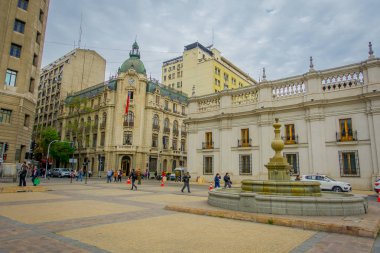 Santiago, Şili - 14 Eylül 2018: Palacio de la Moneda Santiago de Chile önünde yürüyen insanlar, açık görünüm