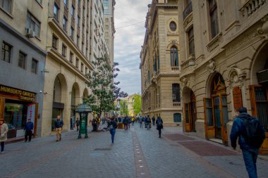 Santiago, Şili - 14 Eylül 2018: Armas Meydanı Santiago, Şili ' bulunan Plaza de las yürüyüş Tanımlanamayan kişi