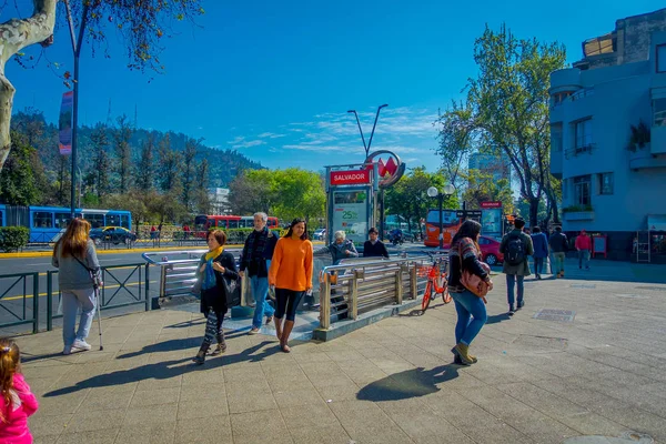 SANTIAGO, CHILE - 16 DE OCTUBRE DE 2018: Personas no identificadas caminando por las calles del centro de la ciudad de Santiago de Chile, Chile — Foto de Stock