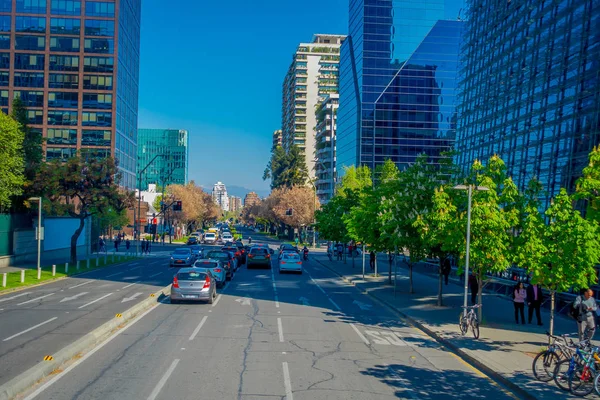 Santiago, Chile - 16. října 2018: Venkovní výhled na finančním centru budovy ze Santiaga de Chile s moderními kancelářskými budovami v Las Condes — Stock fotografie