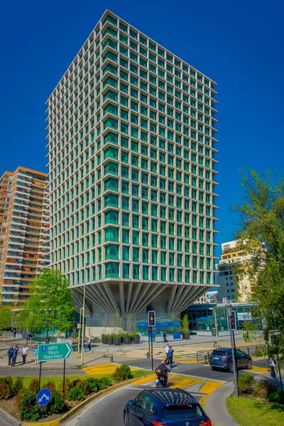 Santiago, Chile - 16 oktober 2018: Finansiella center-byggnaderna ligger i staden Santiago i Chile, i en vacker solig dag med blå himmel — Stockfoto