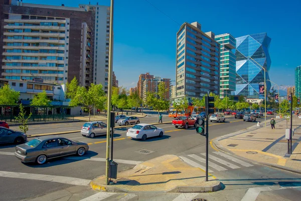 Santiago, Chile - 16 oktober 2018: Gorgeous utomhus utsikt över finansdistriktet med enorma byggnader kallas Nueva Las Condes i Rosario street på las Condes, Santiago de Chile — Stockfoto