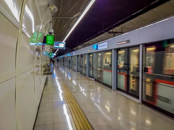 Santiago, Chili - 09 oktober 2018: Niet-geïdentificeerde mensen binnenkant van elektrische trein op het centraal station in Santiago, Chili — Stockfoto