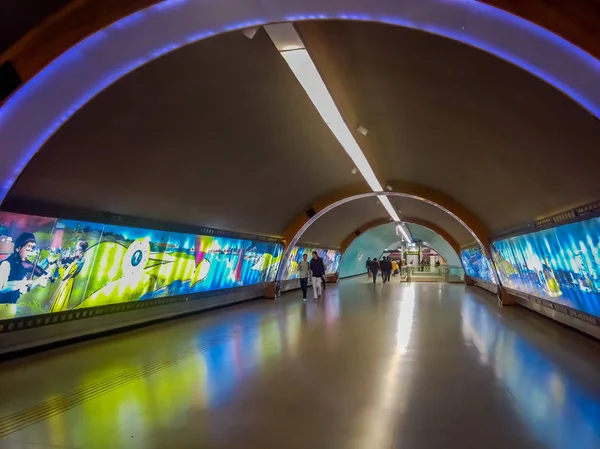 SANTIAGO, CHILE - 09 DE OCTUBRE DE 2018: Vista interior del arte en la pared de la sala interior de la estación sueca, línea 6 en la estación de metro de Santiago —  Fotos de Stock