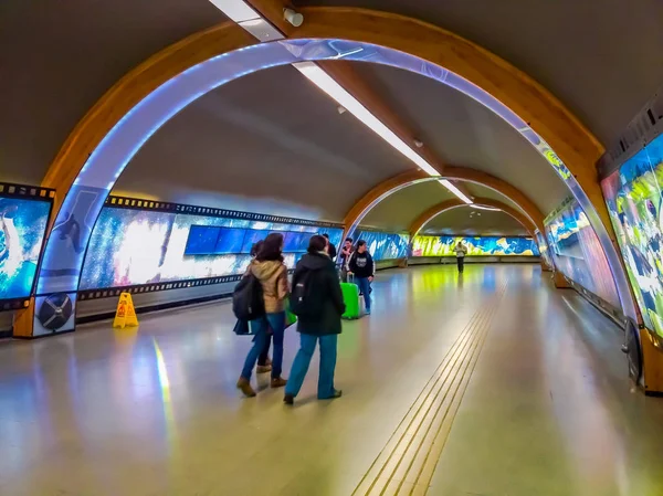 SANTIAGO, CHILE - 14 DE SEPTIEMBRE DE 2018: Grupo de personas caminando por el pasillo después de viajar en la estación central. Inaugurado en 1885, ahora es la única estación de tren de la ciudad —  Fotos de Stock