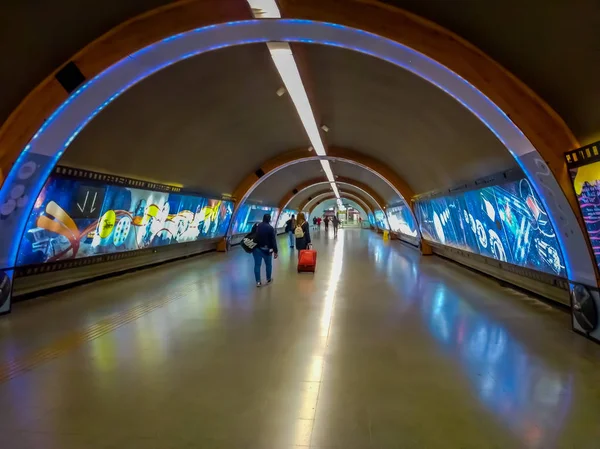 SANTIAGO, CHILI - 14 SEPTEMBRE 2018 : Groupe de personnes marchant dans le hall avant de se rendre à la gare centrale. Ouverte en 1885, elle est aujourd'hui la seule gare des villes — Photo