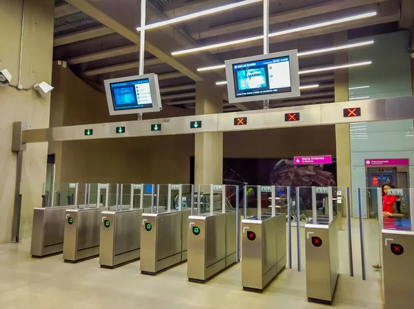 Santiago, Chili -, 14 September 2018: Indoor weergave van ricket pass machine binnenkant van de enter naar het metrostation, gelegen aan de Plaza de Armas — Stockfoto