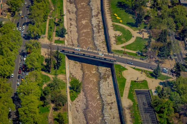 Vista ao ar livre do canal de água em um lado da cidade localizada na paisagem da cidade de Santiago do Centro Costanera em Santiago do Chile — Fotografia de Stock