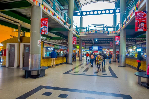 SANTIAGO, CHILE - 09 DE OCTUBRE DE 2018: Personas no identificadas caminando dentro de la estación de autobuses de la terminal. Esta es la terminal de autobuses más grande y principal de la ciudad —  Fotos de Stock