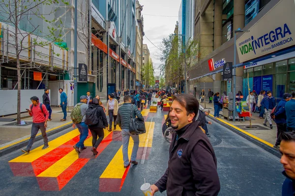 Santiago, Chile - 14 września 2018: Tłum ludzi chodzących w turystyczne ulica w centrum Santiago, Plaza de Las Armas placu w Santiago, Chile — Zdjęcie stockowe