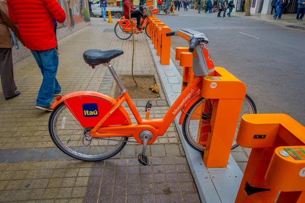 SANTIAGO DE CHILE - 09 DE OCTUBRE DE 201: Vista al aire libre de la estación de bicicletas en Santiago, Chile — Foto de Stock