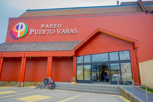 PUERTO VARAS, CHILI, 23 SEPTEMBRE 2018 : Groupe d'amis à l'entrée du paseo Puerto Varas, immense bâtiment en bois orange Chili, Amérique du Sud — Photo