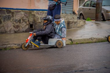 Quito, Ekvator - 21 Ağustos 2018: kimliği belirsiz adam bir miğfer ve Quito şehir sokaklarında içinde kentsel bir yol bir ahşap araba yarış kapat