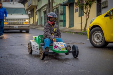 Quito, Ekvator - 21 Ağustos 2018: kimliği belirsiz bir çocuğun tahta bir kırmızı araba Quito şehir sokaklarında yarış kapat