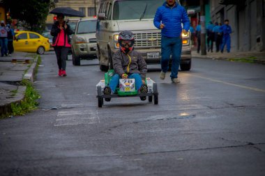 Quito, Ekvator - 21 Ağustos 2018: kimliği belirsiz bir çocuğun tahta bir kırmızı araba Quito şehir sokaklarında yarış kapat