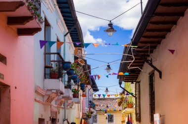 Quito, Ekvator Ağustos, 28, 2018: Tarihsel bir balkon asılı bazı bayraklı kolonyal binalar eski kasaba Quito Ekvator Merkezi.