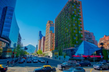 Santiago, Şili - 16 Ekim 2018: Santiago de Chile bölgesindeki mali Las Condes bölgesinde modern ofis binaları ile binanın yeşil açık görünüm