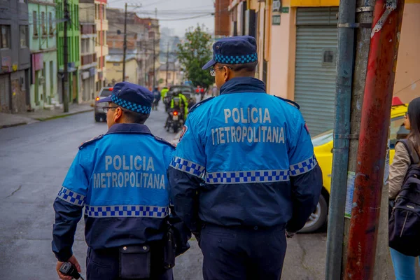 Quito, Ekwador - 21 sierpień 2018: Odkryty widok Metropolitan policjant sprawdzenia bezpieczeństwa obszaru przed rozpoczęciem konkurencji wyścigów drewniane samochodów na ulicach miasta Quito — Zdjęcie stockowe