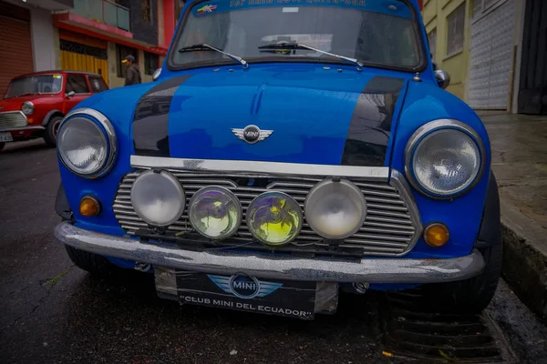QUITO, ECUADOR - 21 августа 2018 года: вид на улицу великолепного автомобиля перед стартом гонки на деревянном автомобиле внутри улиц Сан-Хуана в городе Кито — стоковое фото